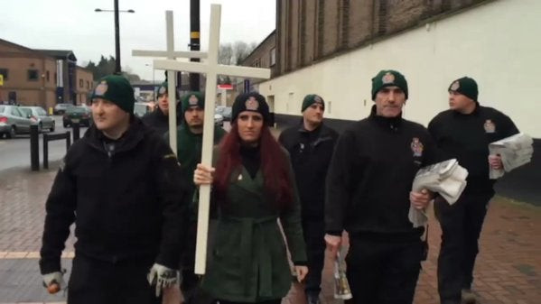 Λούτον: Θαρραλέα Βρετανίδα περπατά με το Σταυρό στα χέρια εν μέσω μουσουλμάνων (βίντεο)